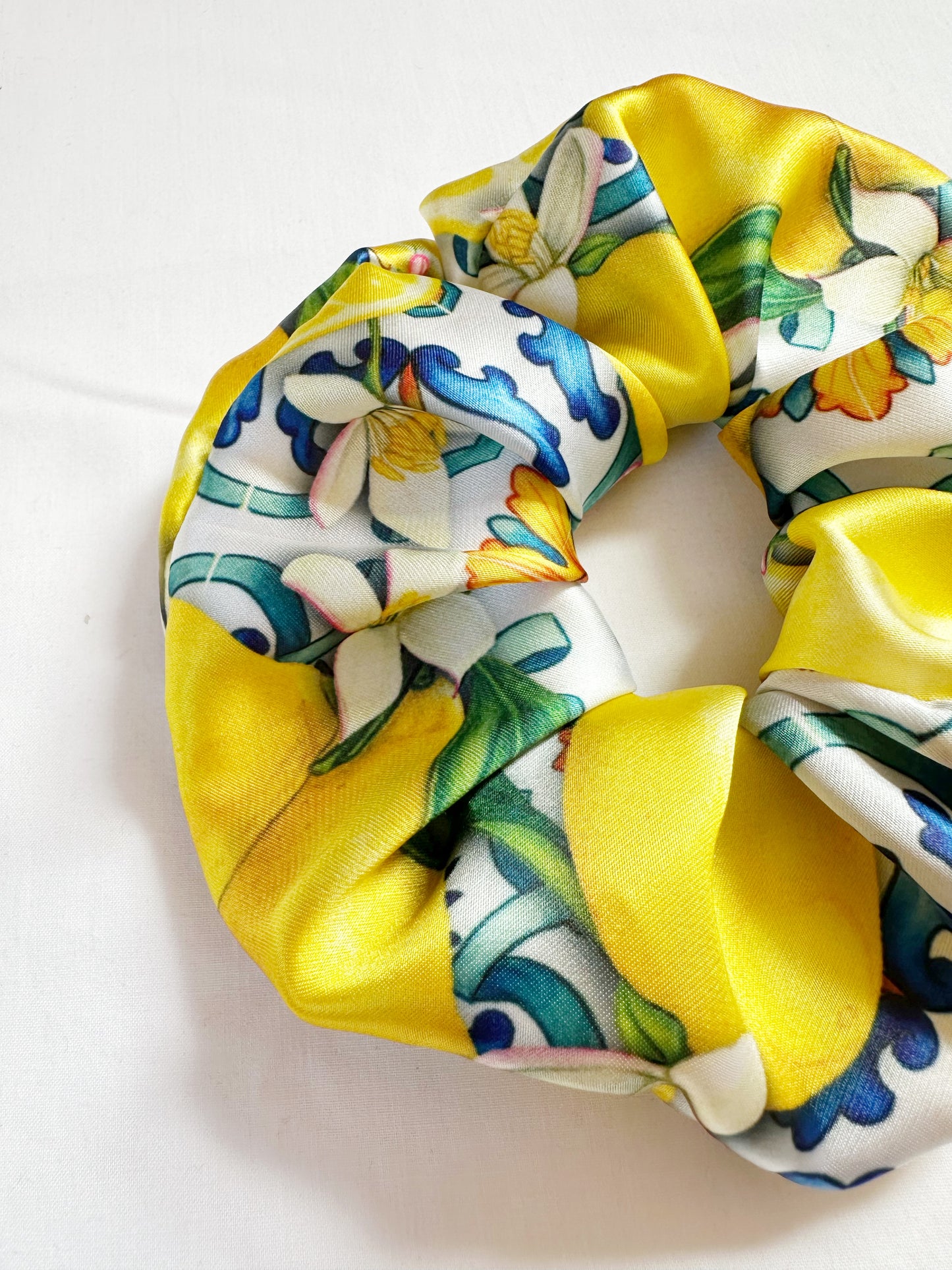 OG scrunchie in Sirmione (Lake Garda) lemon print.
