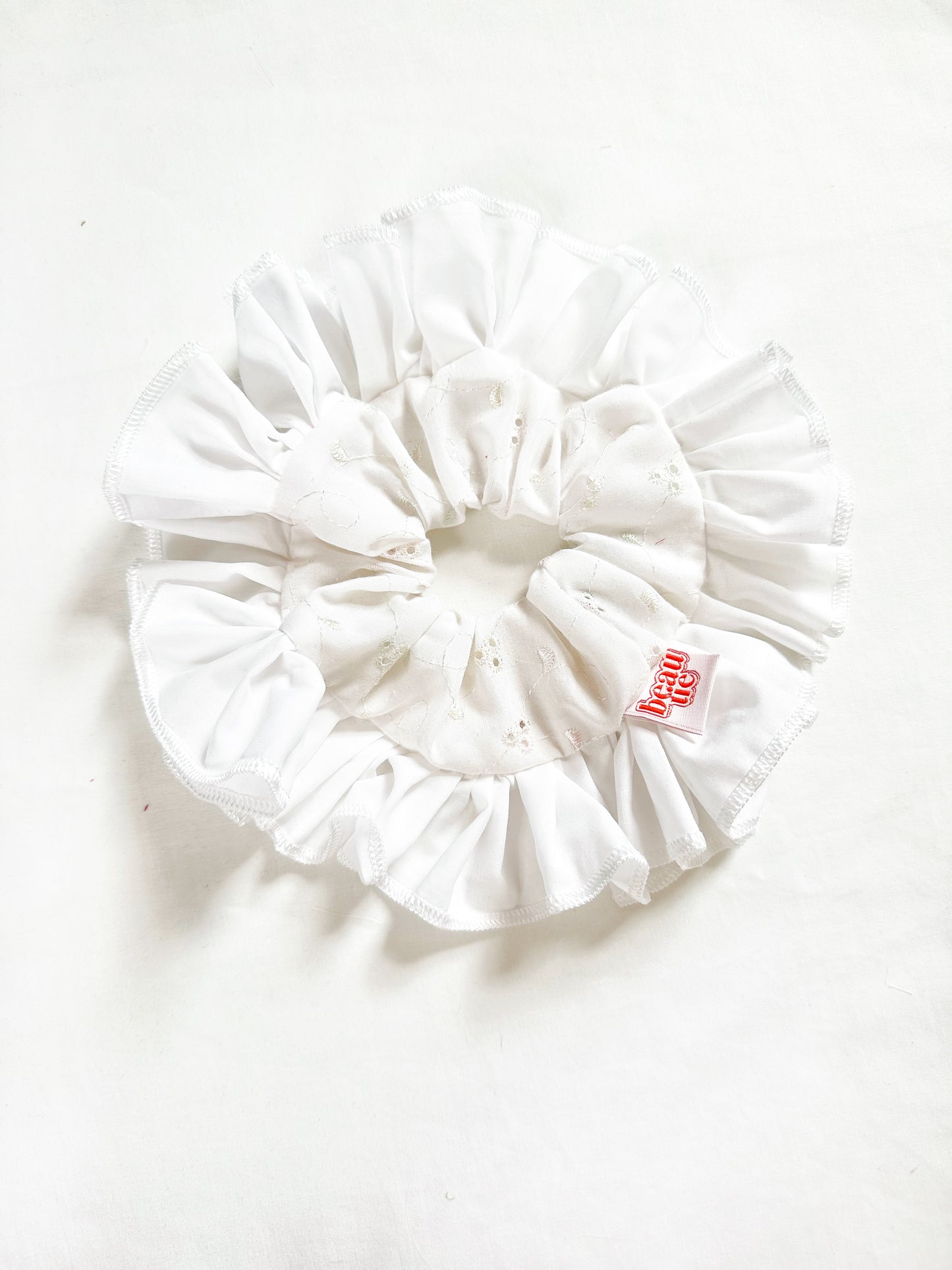 Frilly scrunchie in white Broderie