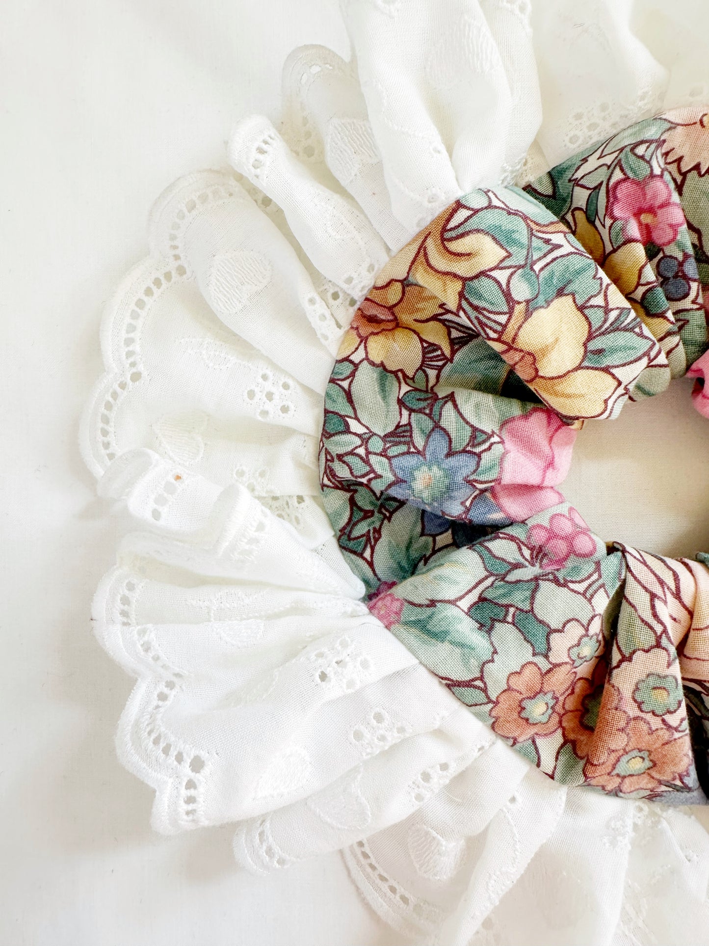 Frilly scrunchie in Betty floral