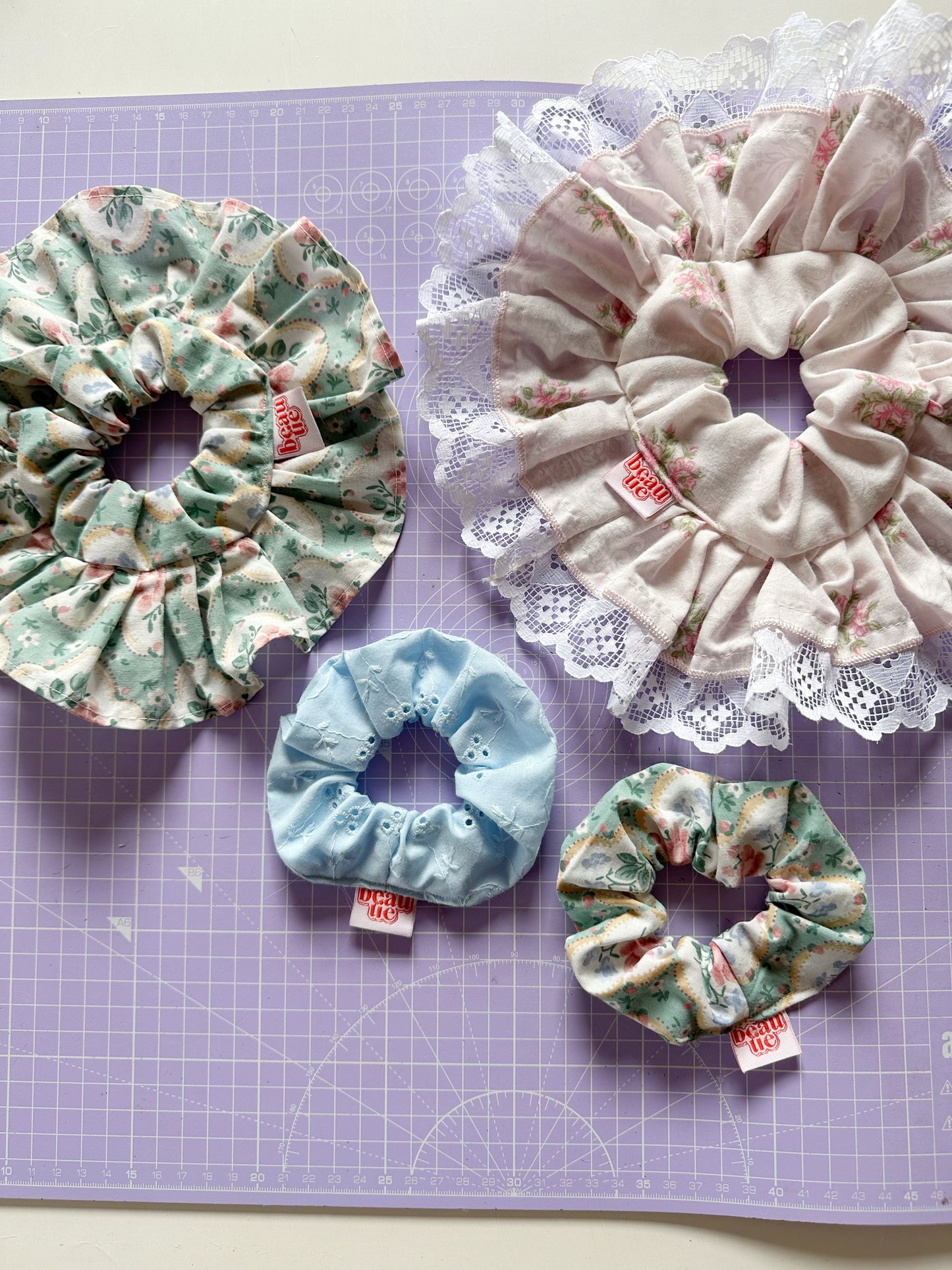 Mini frilly scrunchie in vintage floral