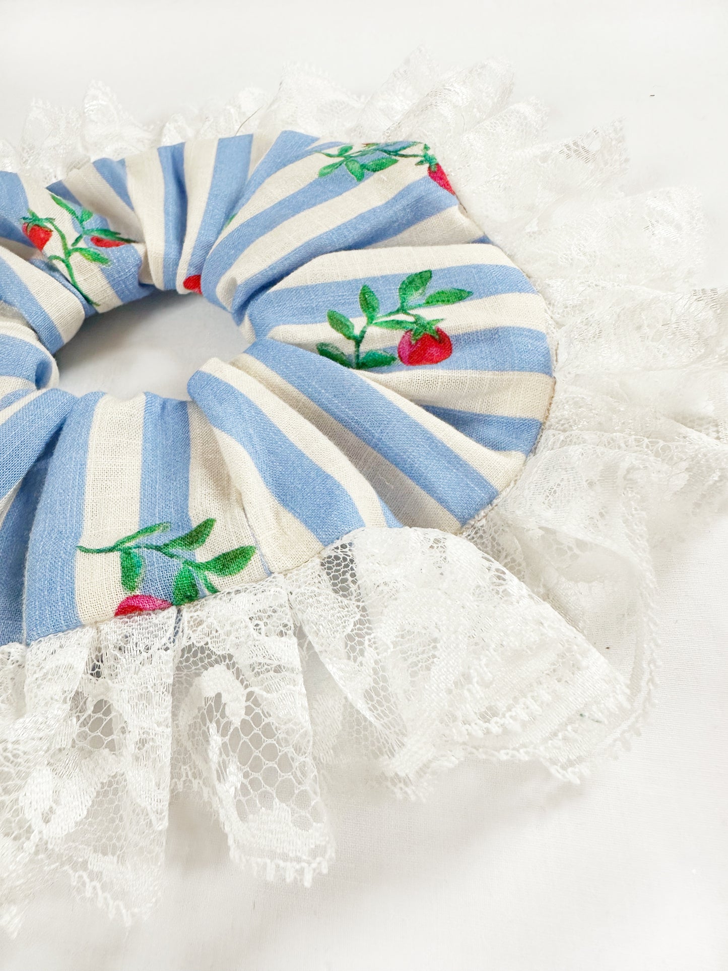 Frilly lace scrunchie in tomato print