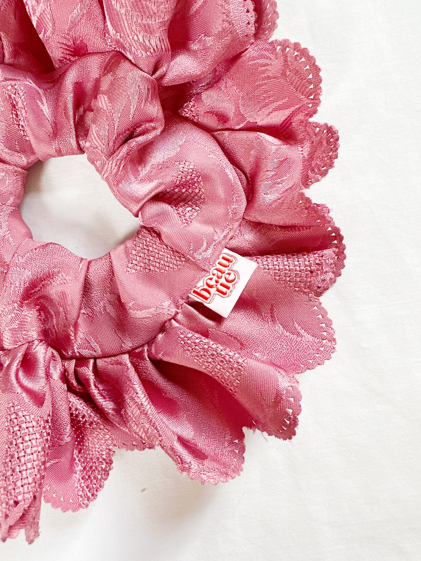 Oversized frilly scrunchie in pink damask scallop