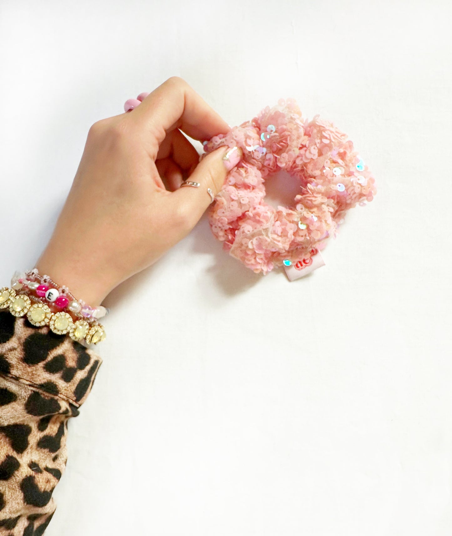 Mini scrunchie in baby pink sequins