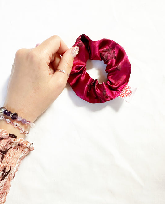 Mini scrunchie in red rose silk