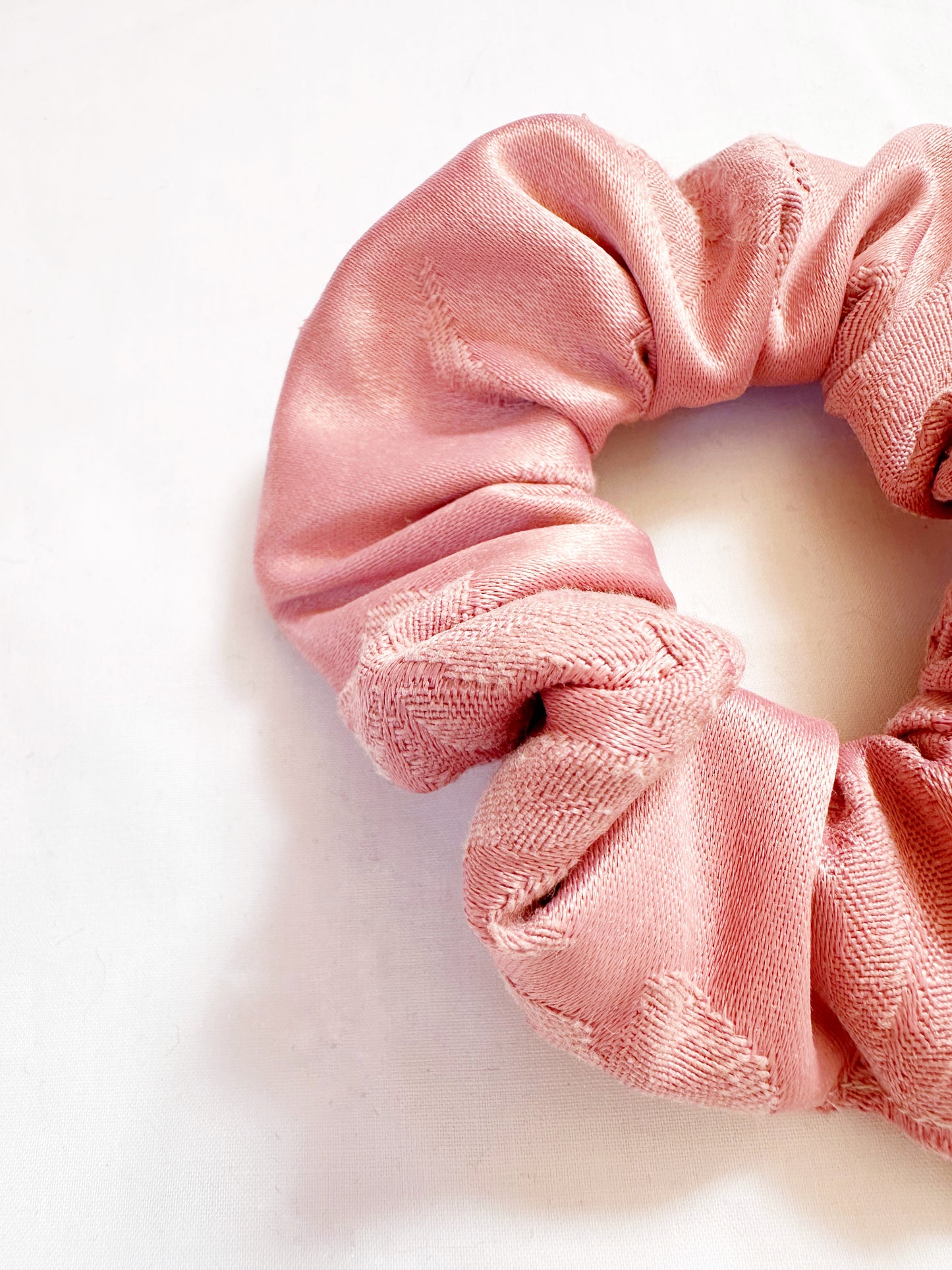 Mini scrunchie in vintage pink damask