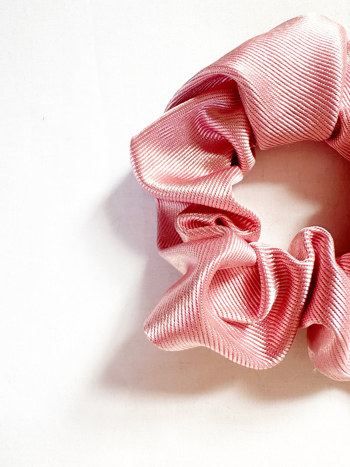 Mini scrunchie in pearly pink