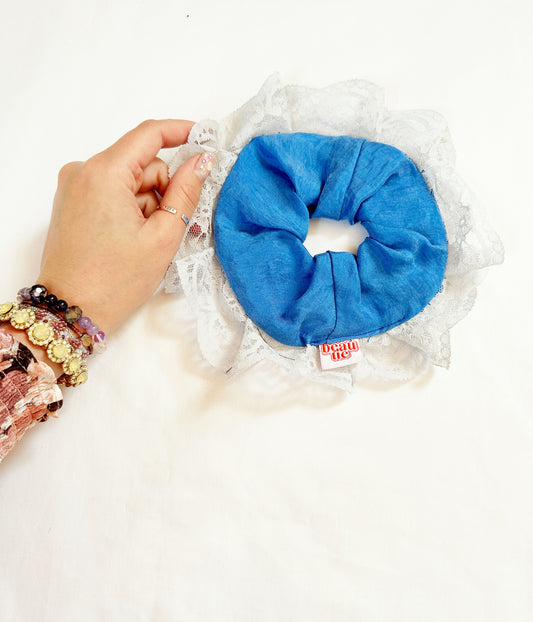 Oversized scrunchie in blue lace