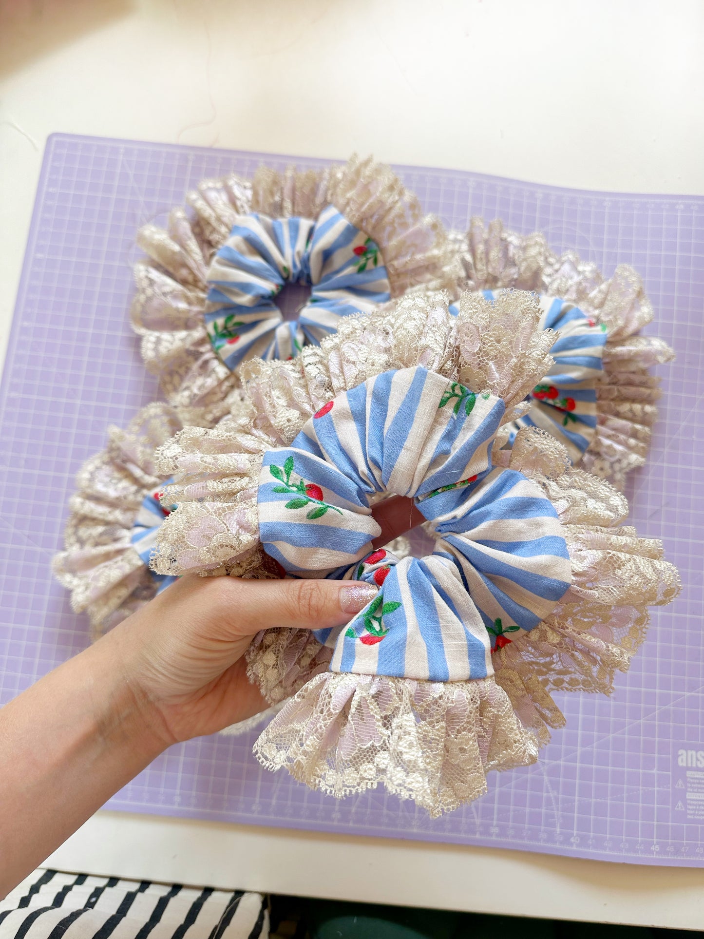 Frilly lace scrunchie in tomato print