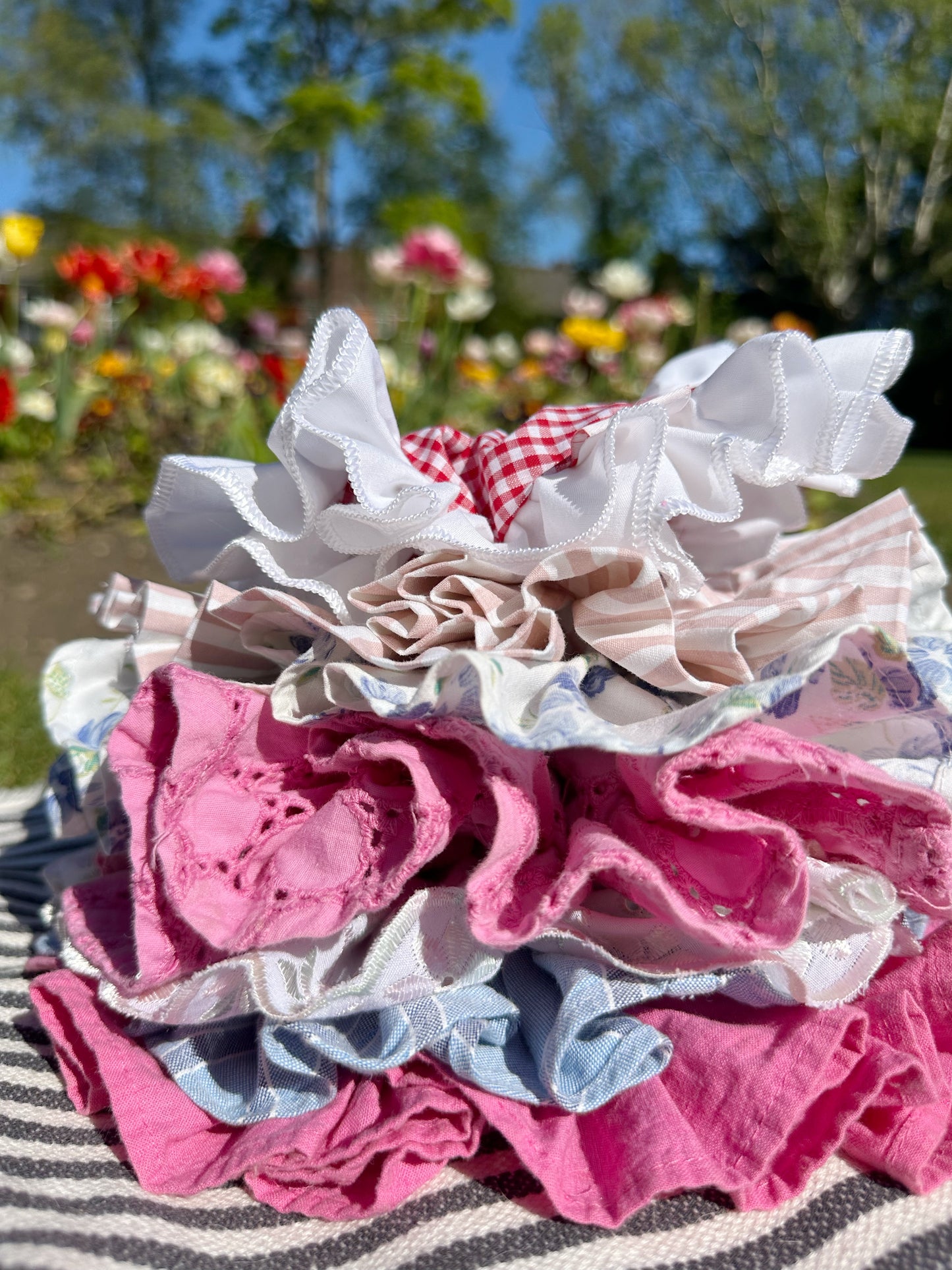 Frilly scrunchie in bright pink circles