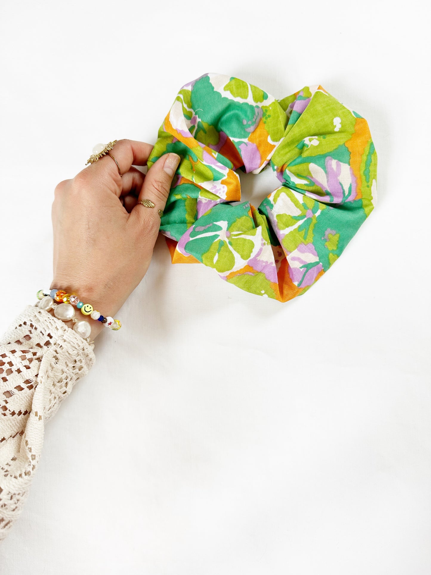 Oversized scrunchie in vibrant floral