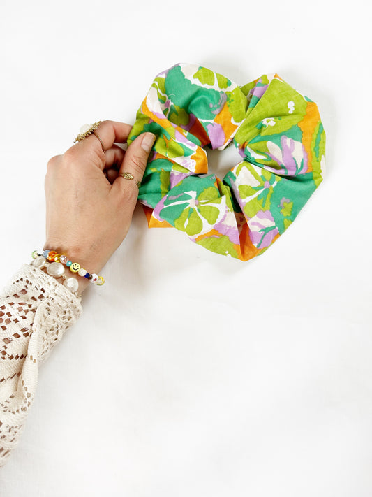 Oversized scrunchie in vibrant floral