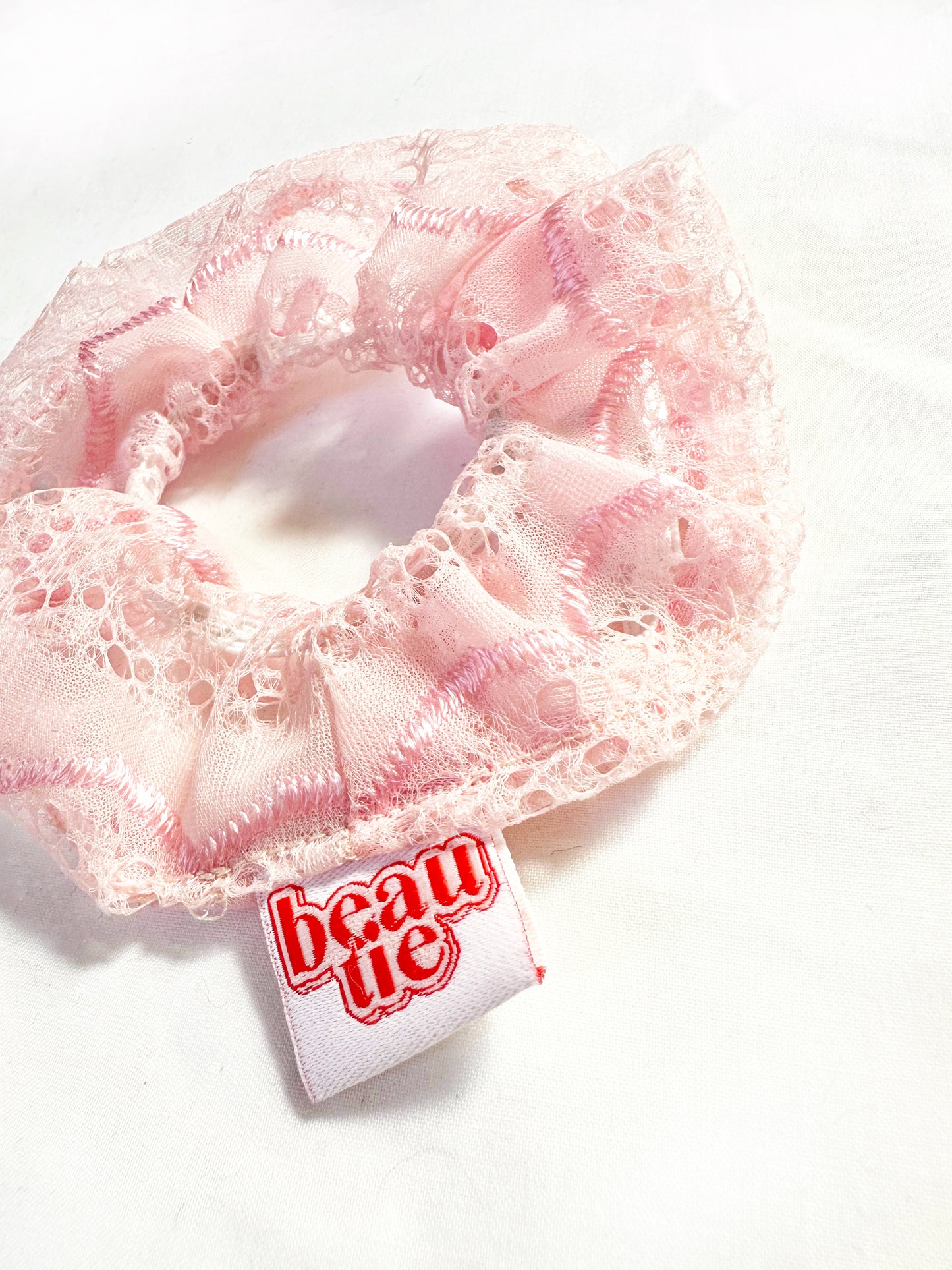 Mini scrunchie in vintage pink lace