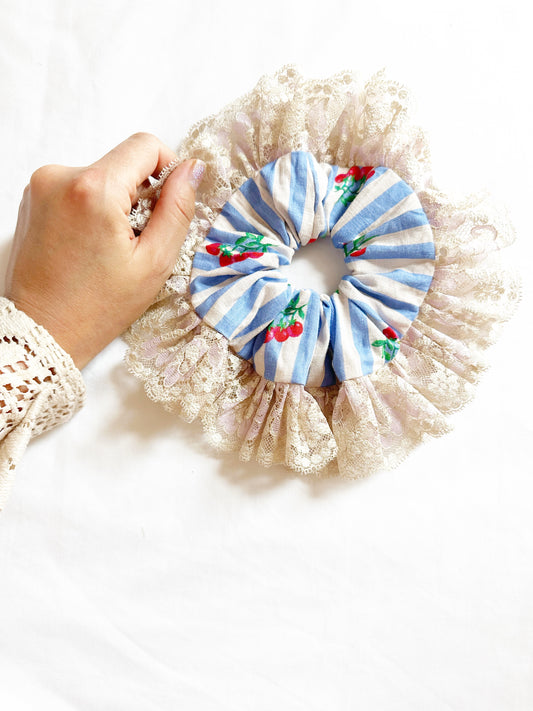 Frilly lace scrunchie in tomato print