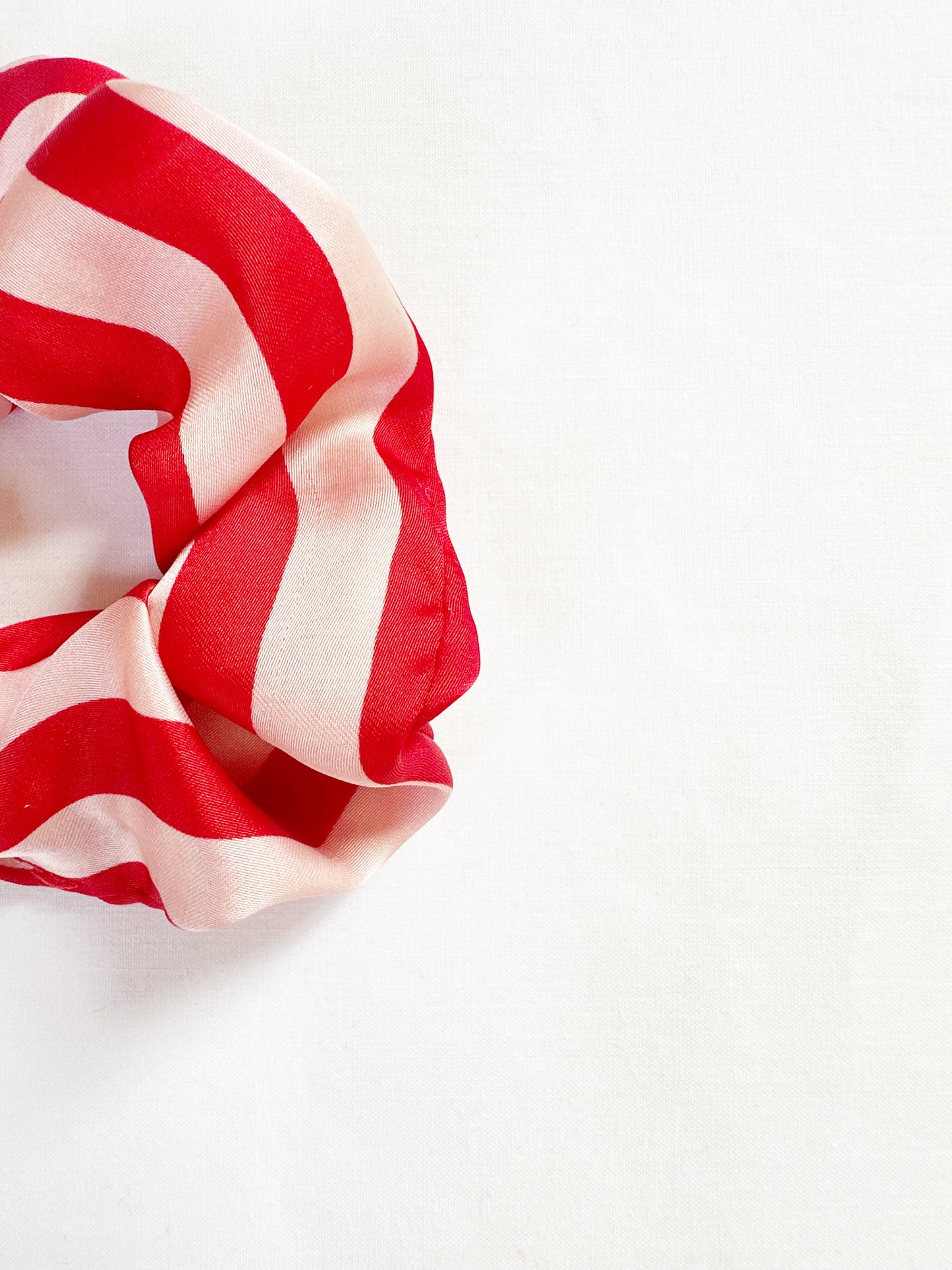 Mini scrunchie in pink and red stripe