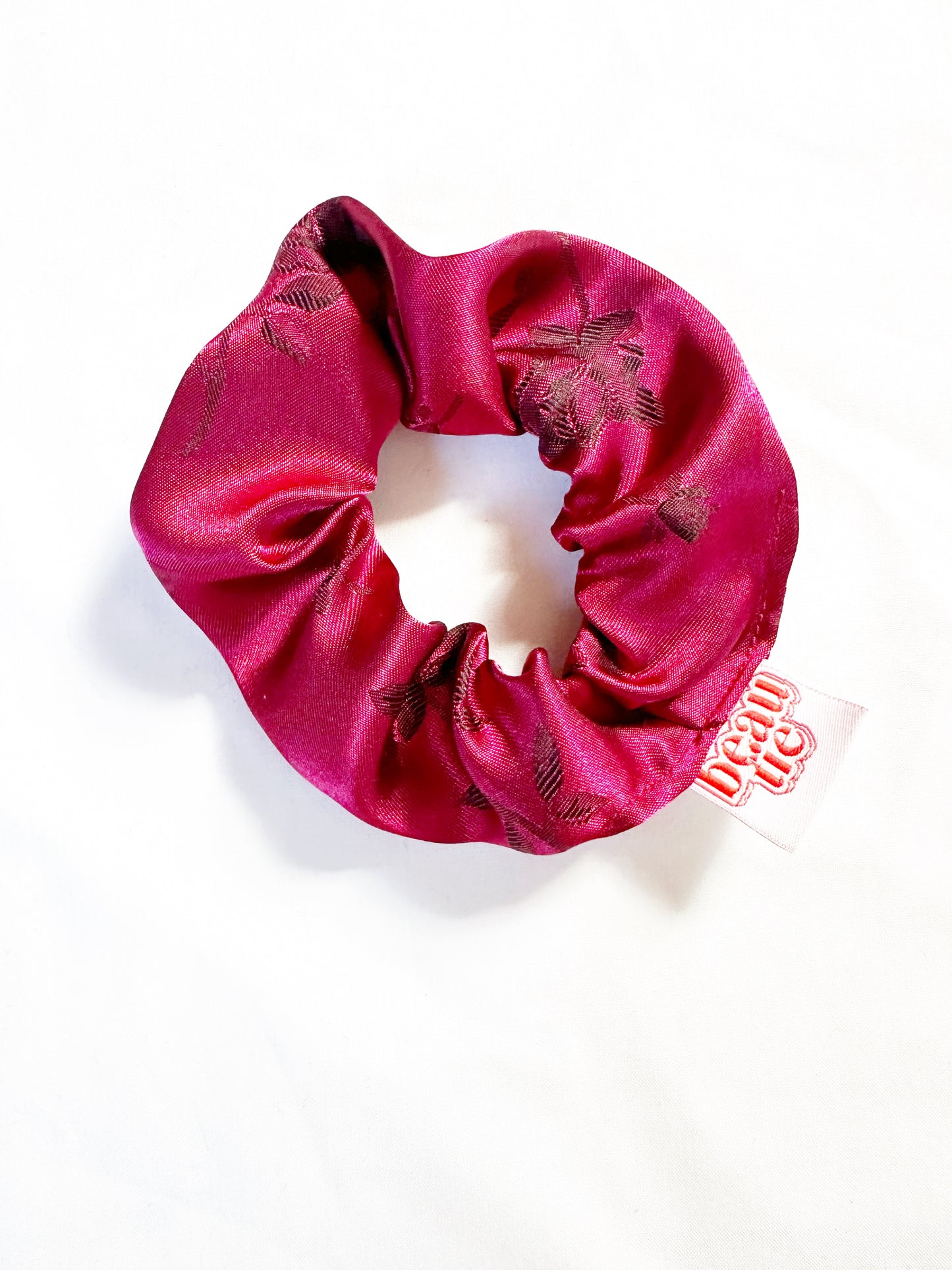 Mini scrunchie in red rose silk