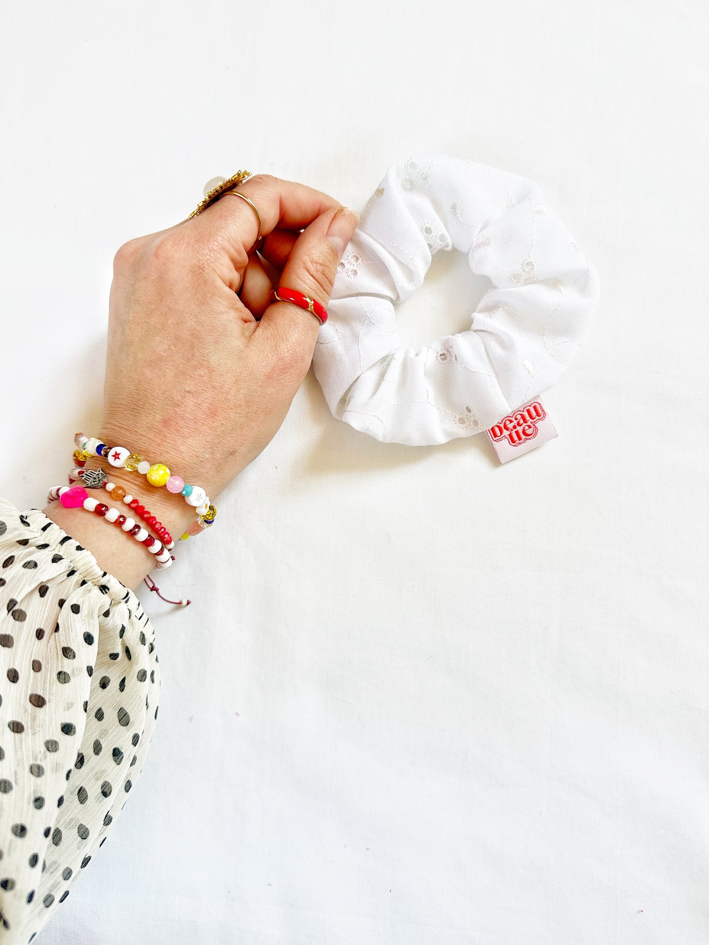 Mini scrunchie in white Broderie