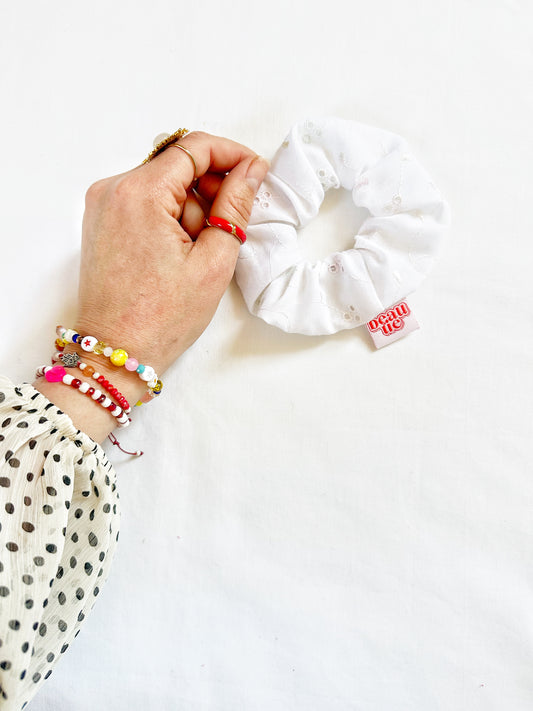 Mini scrunchie in white Broderie
