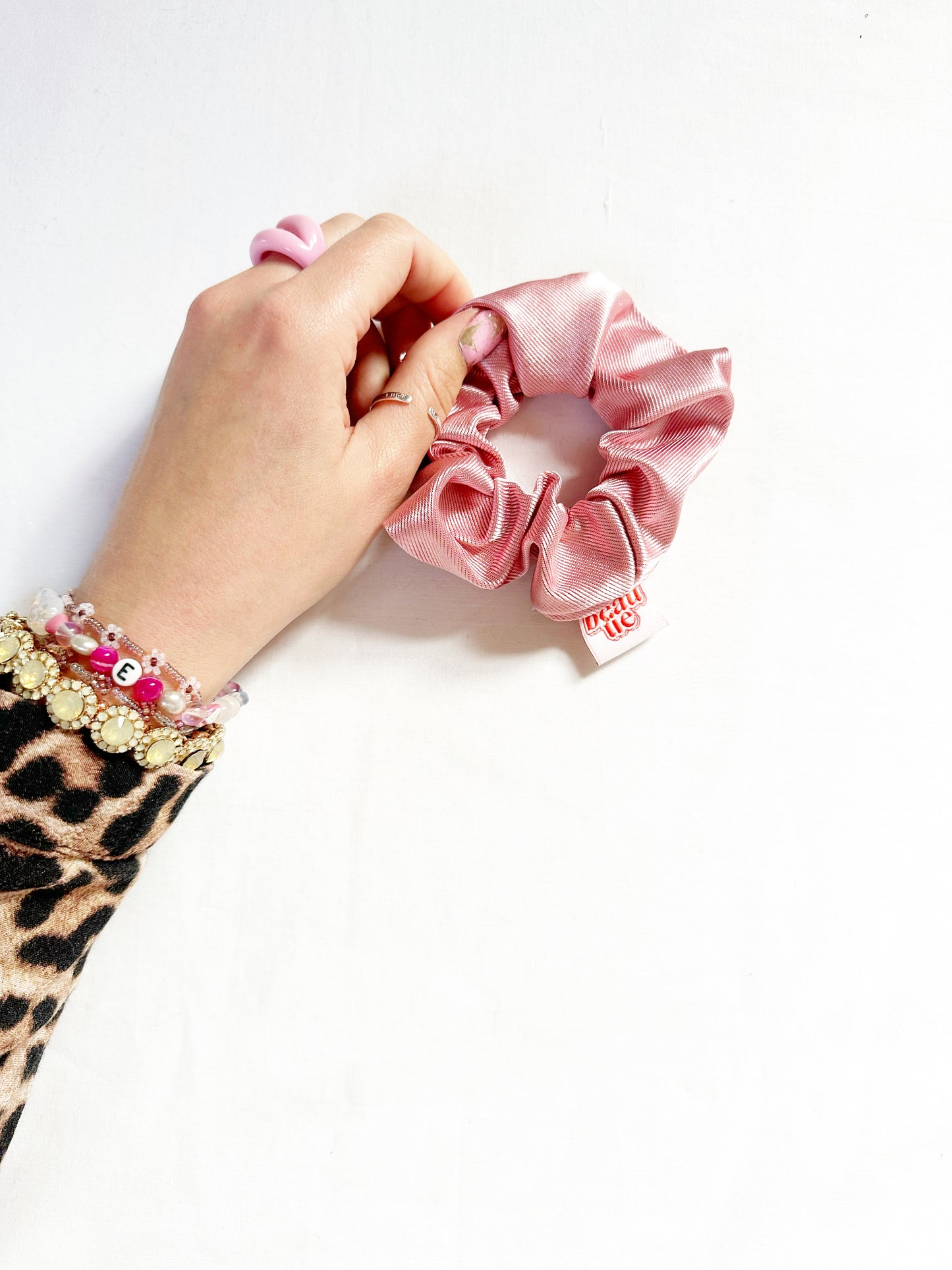 Mini scrunchie in pearly pink