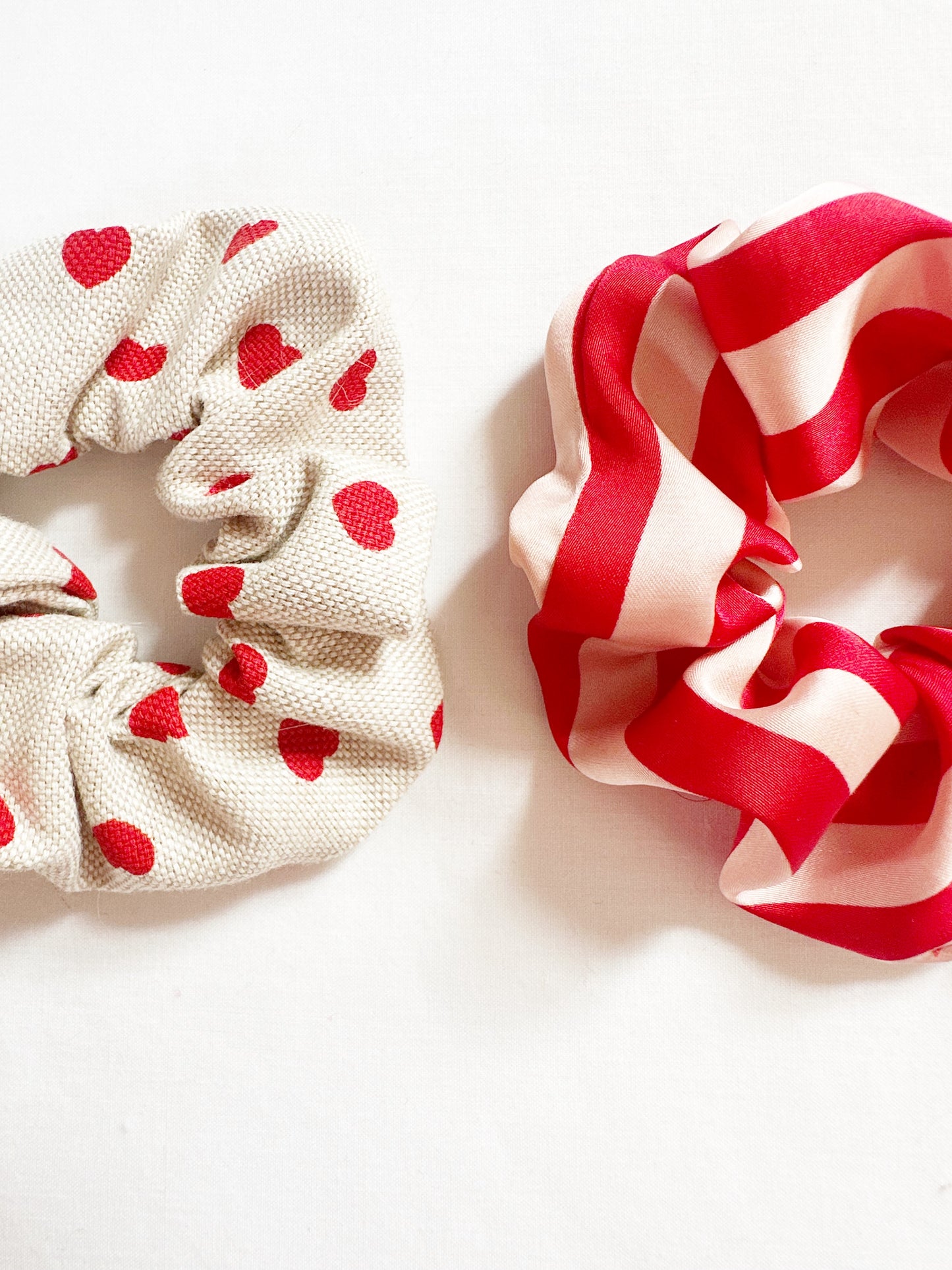 Mini scrunchie in pink and red stripe