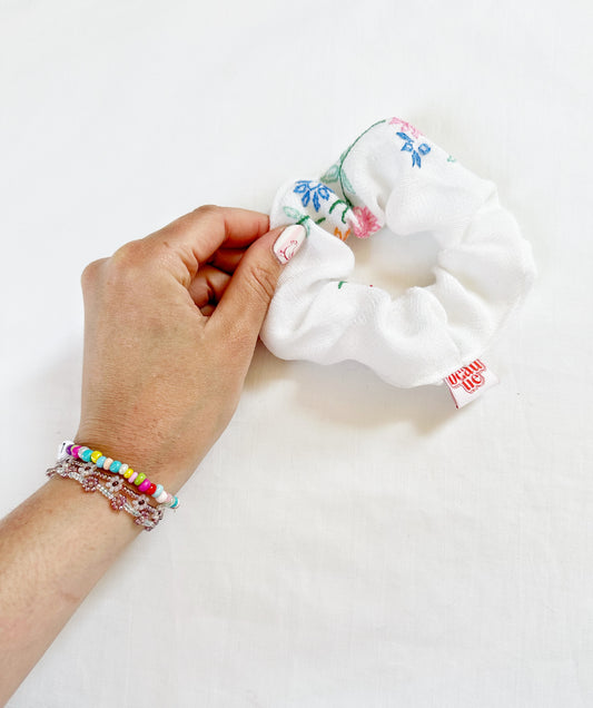 Mini scrunchie in floral embroidered