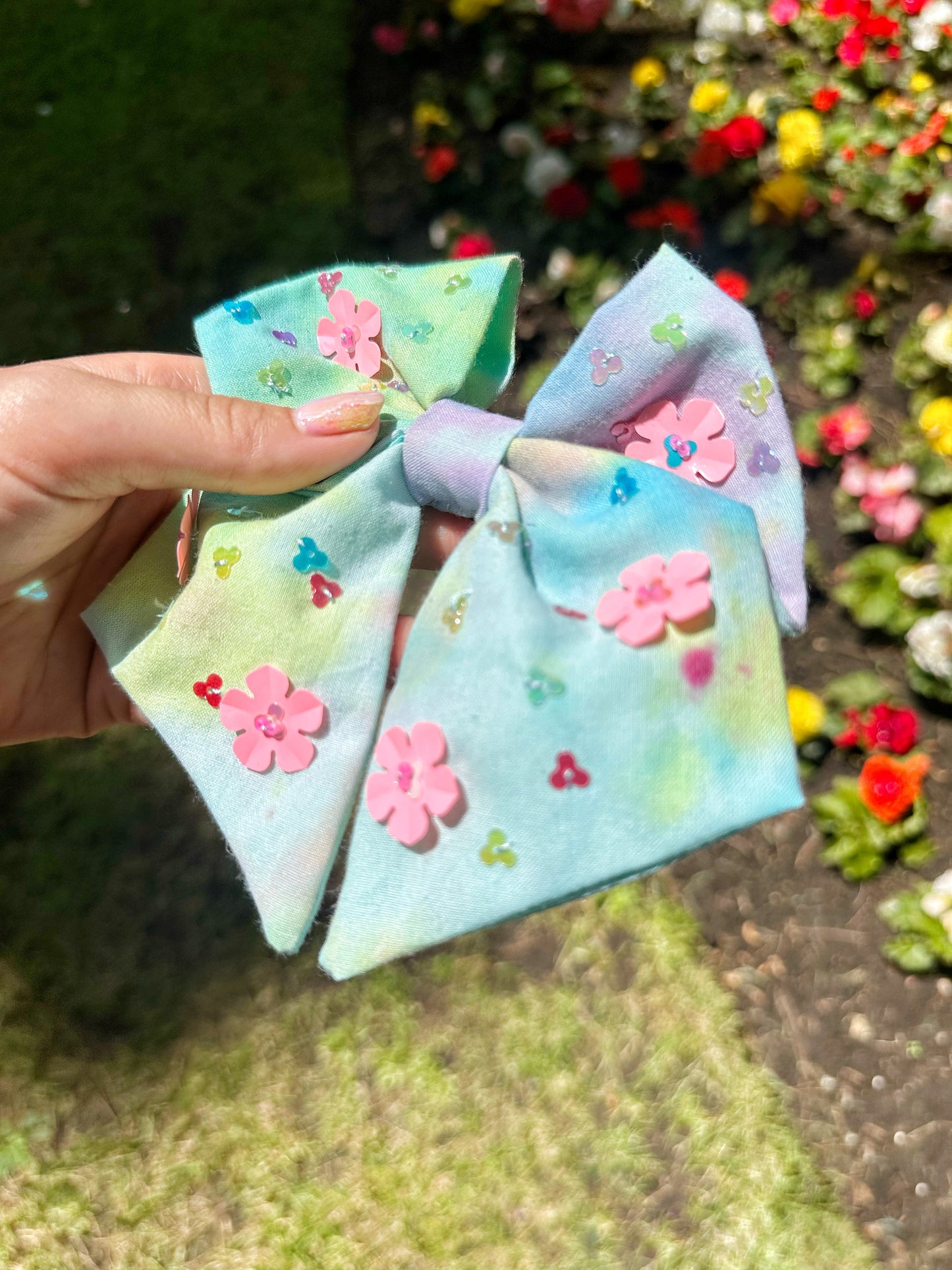 The Bloom - Hair Bow in tie dye with flower sequins