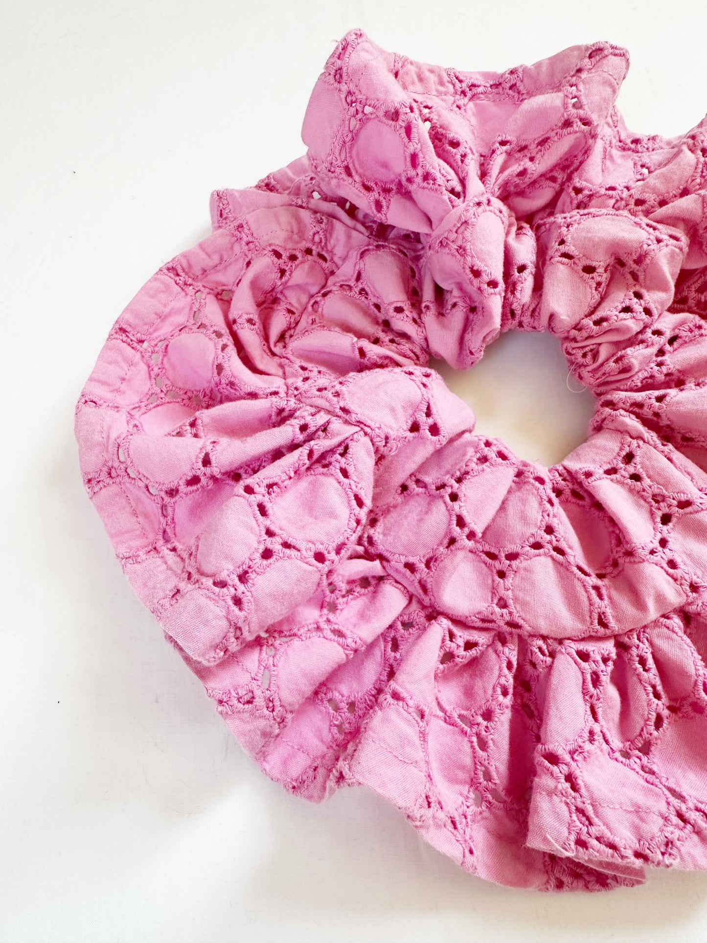 Frilly scrunchie in bright pink circles