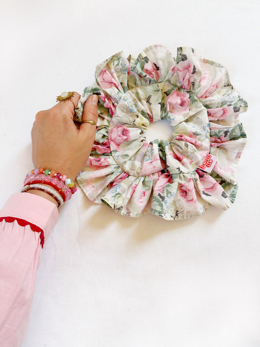 Frilly scrunchie in vintage Winnie floral