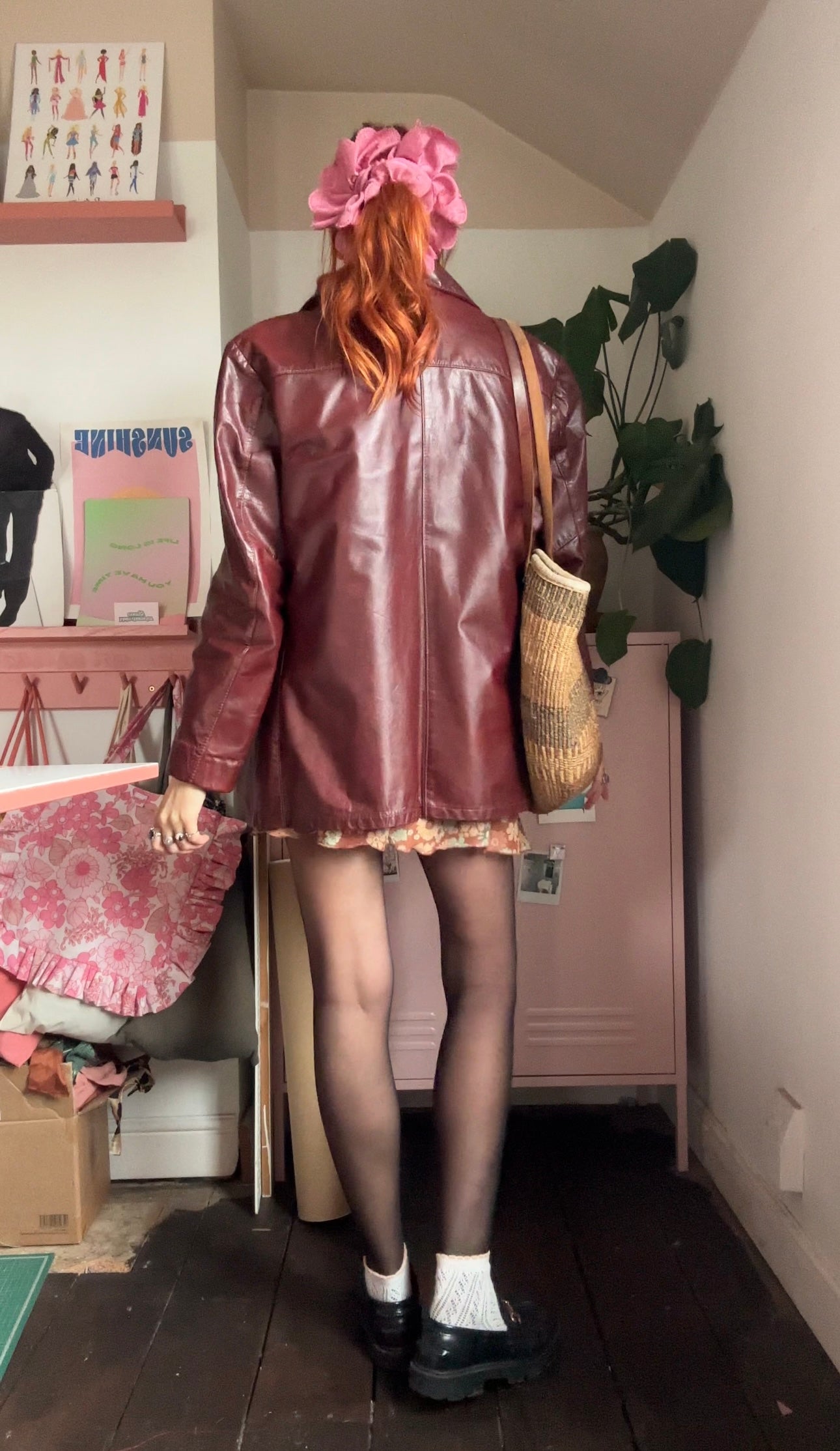 Oversized frilly scrunchie in pink damask scallop