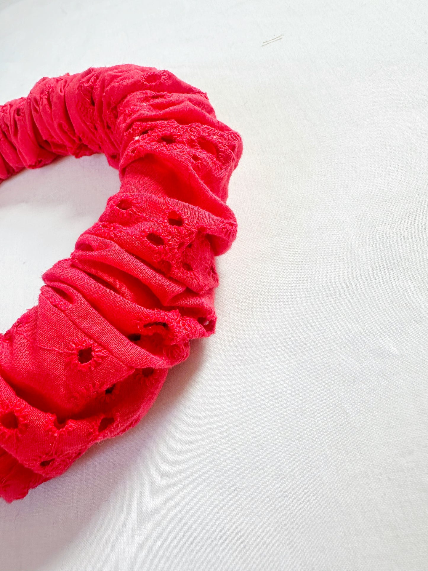 Ruffle Headband in red Broderie anglais