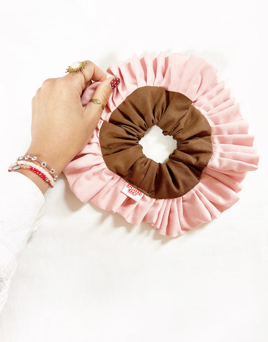 Oversized frilly scrunchie in pink & brown