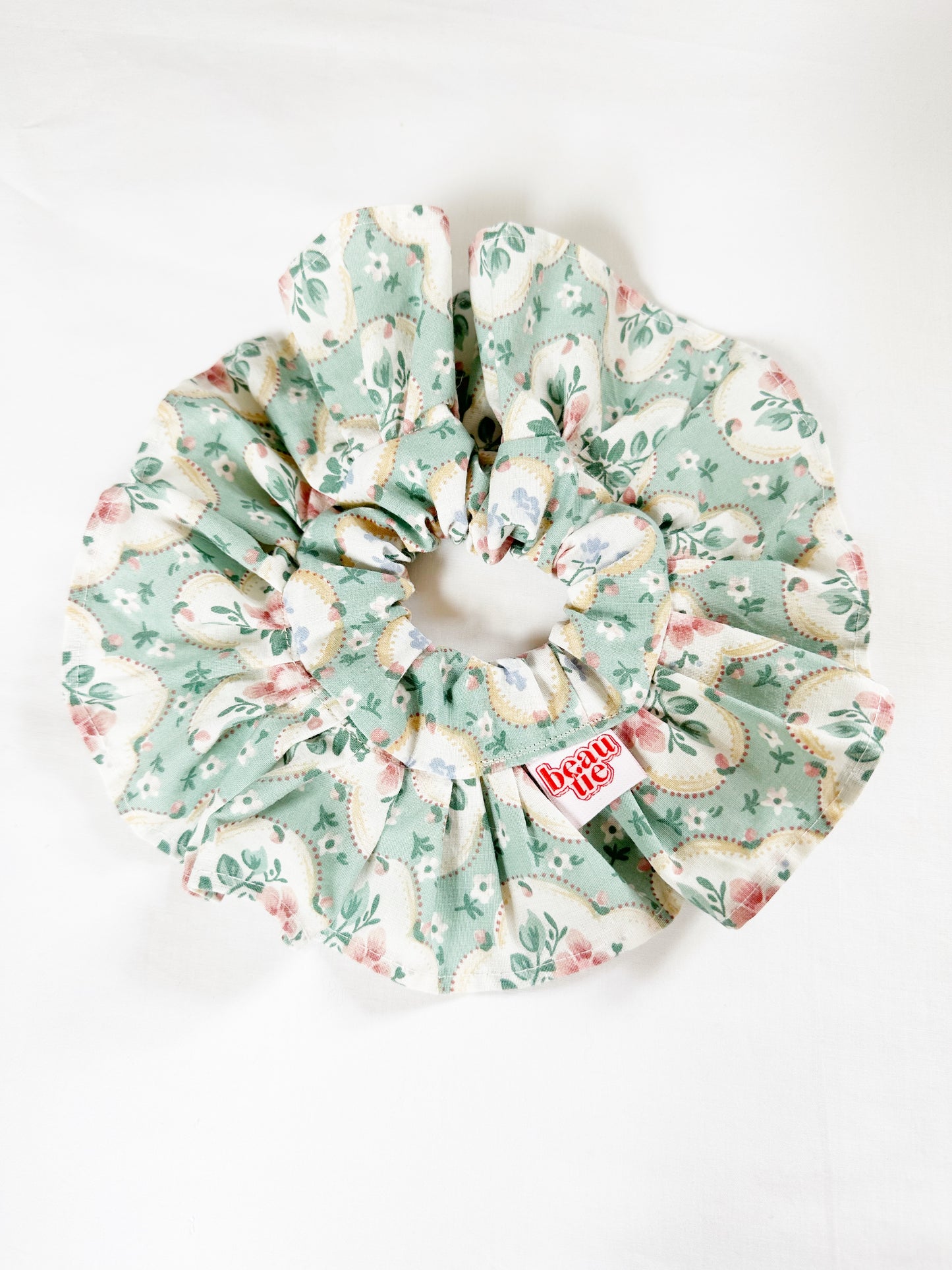 Mini frilly scrunchie in vintage floral