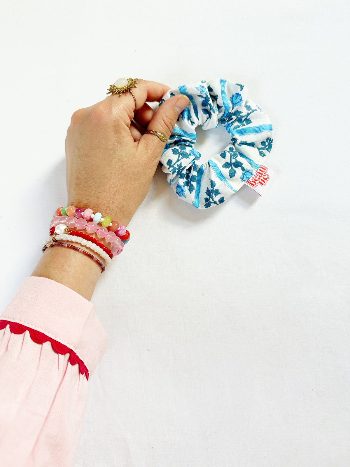 Mini scrunchie in vintage blue roses