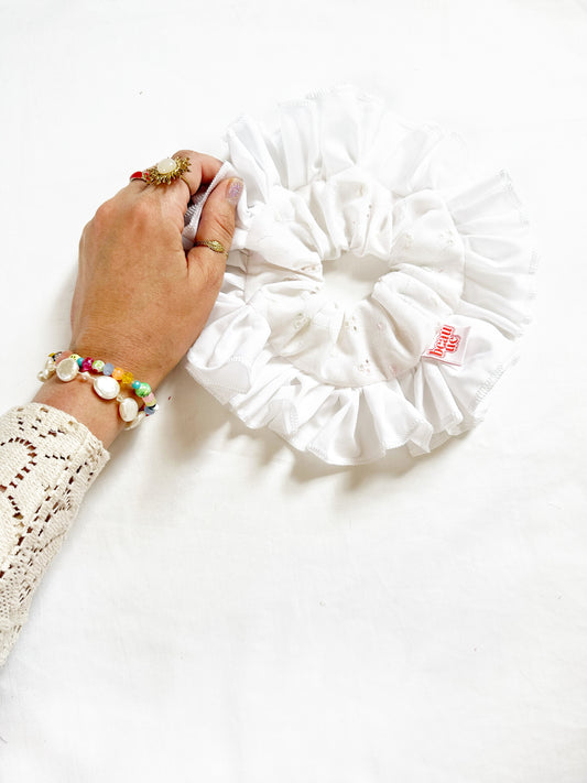 Frilly scrunchie in white Broderie