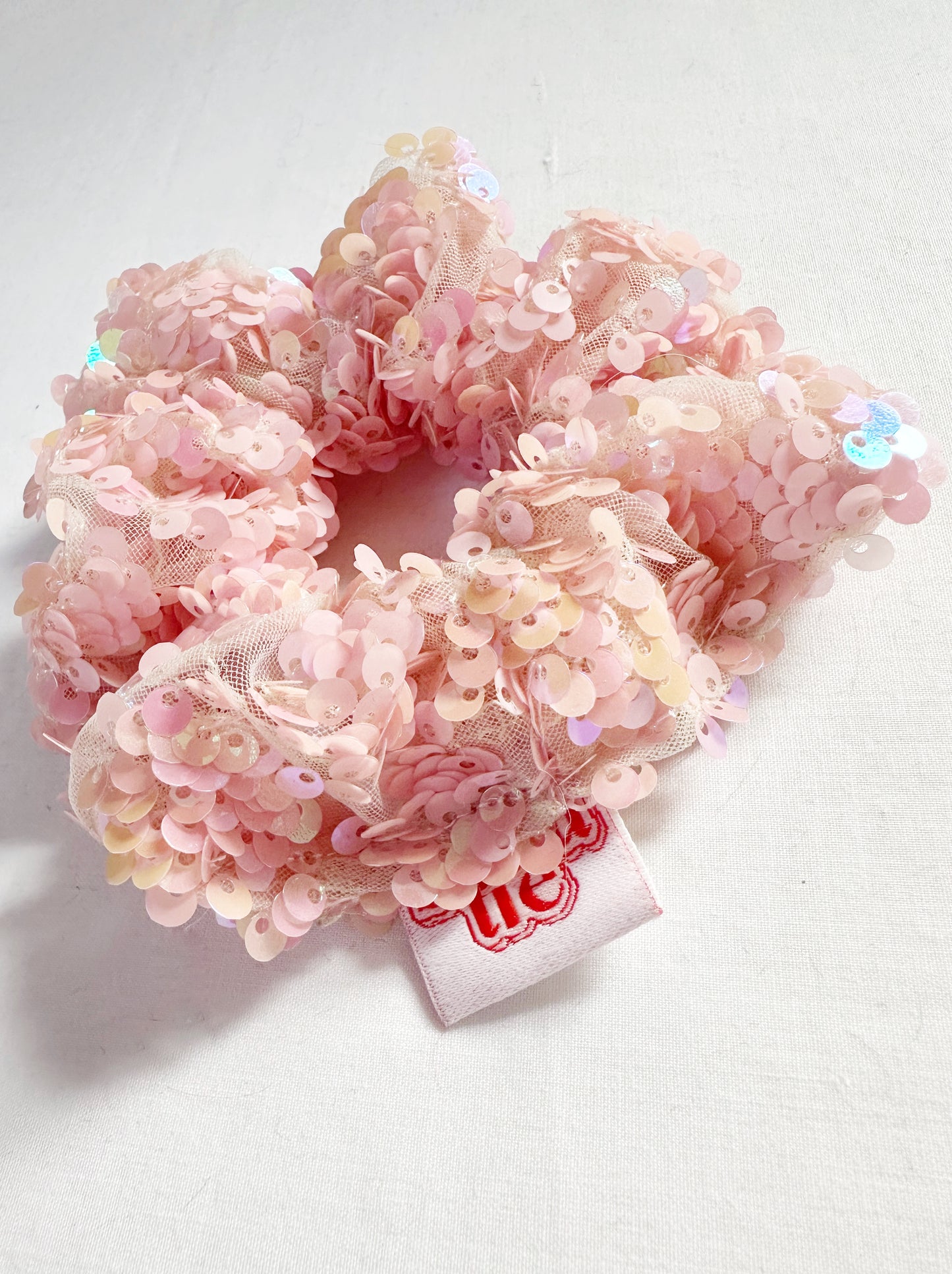 Mini scrunchie in baby pink sequins