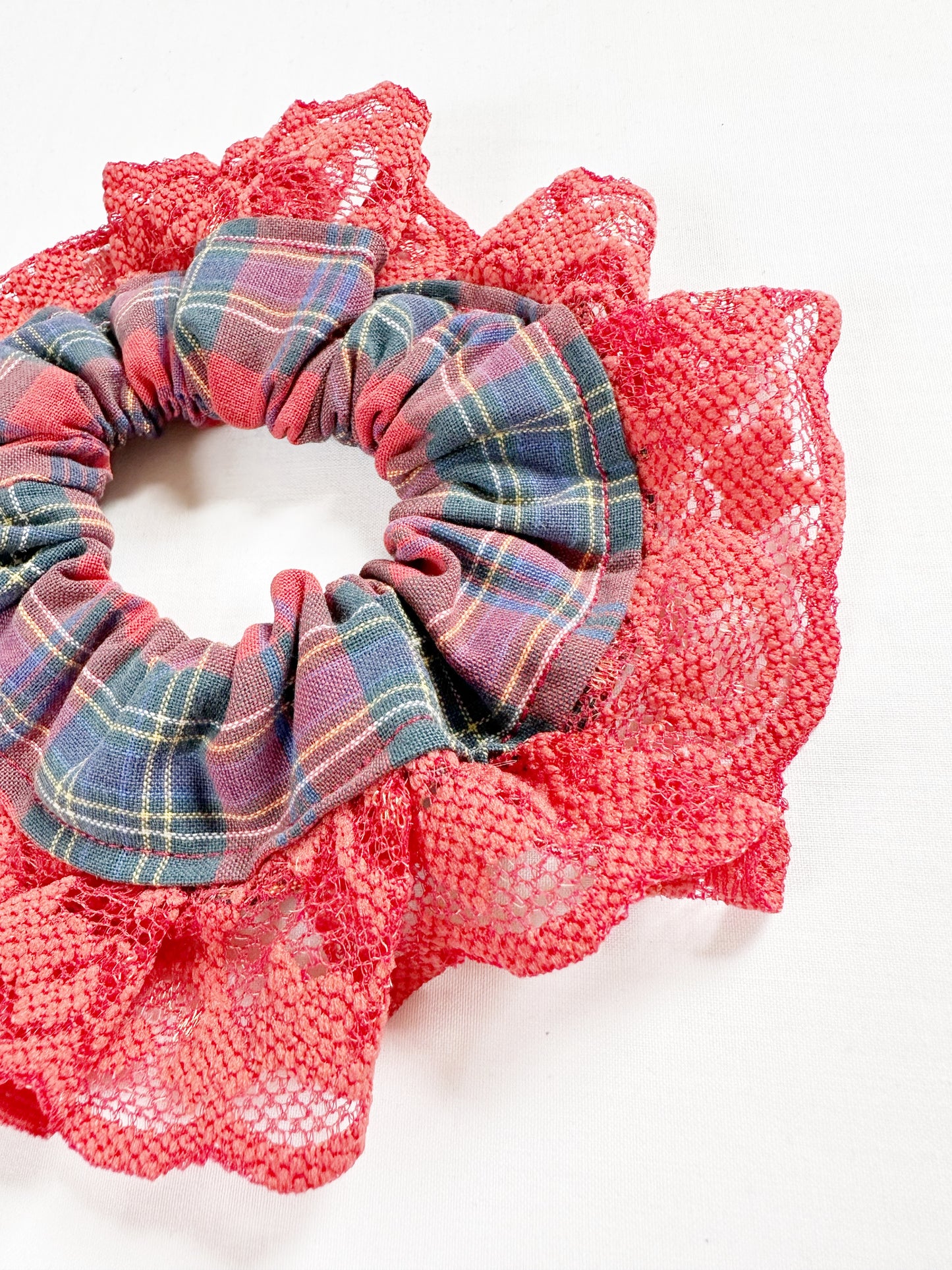 Mini scrunchie in red tartan lace