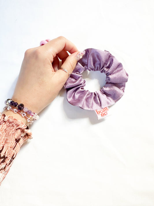 Mini scrunchie in lilac silk