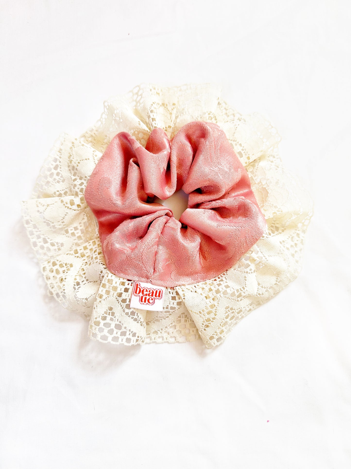 Oversized scrunchie in pink damask lace