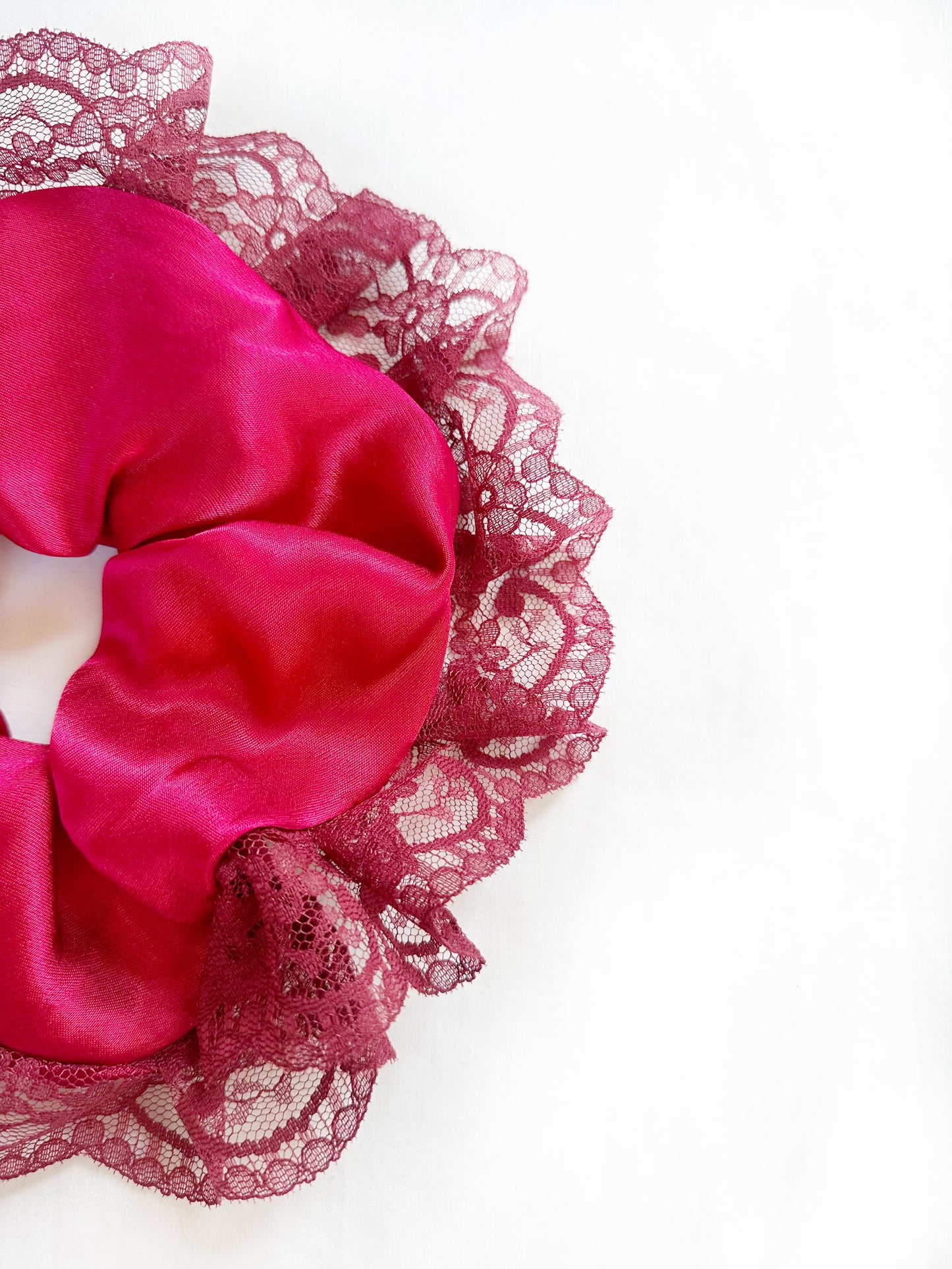 Oversized scrunchie in red lace