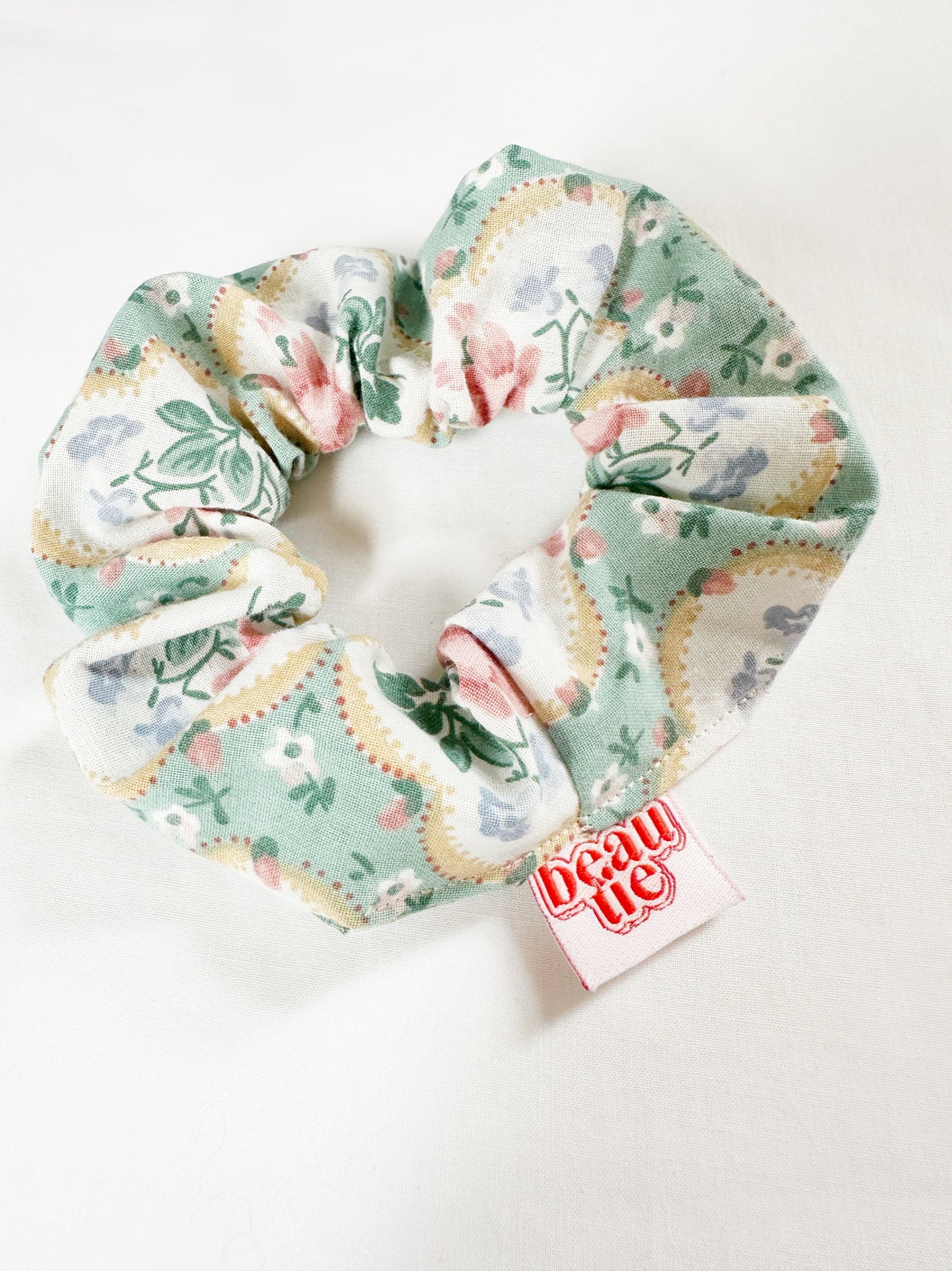 Mini scrunchie in vintage floral cotton