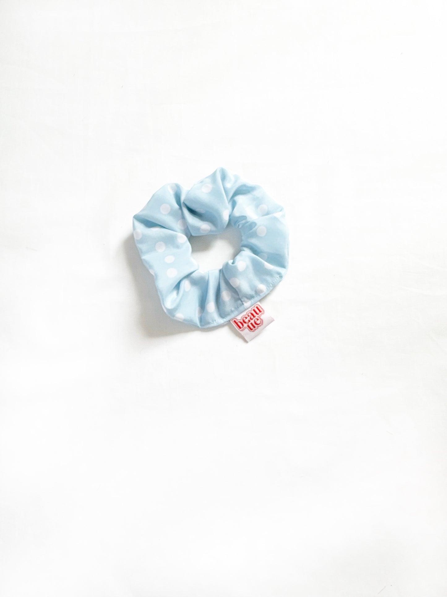 Mini scrunchie in baby blue polka dot