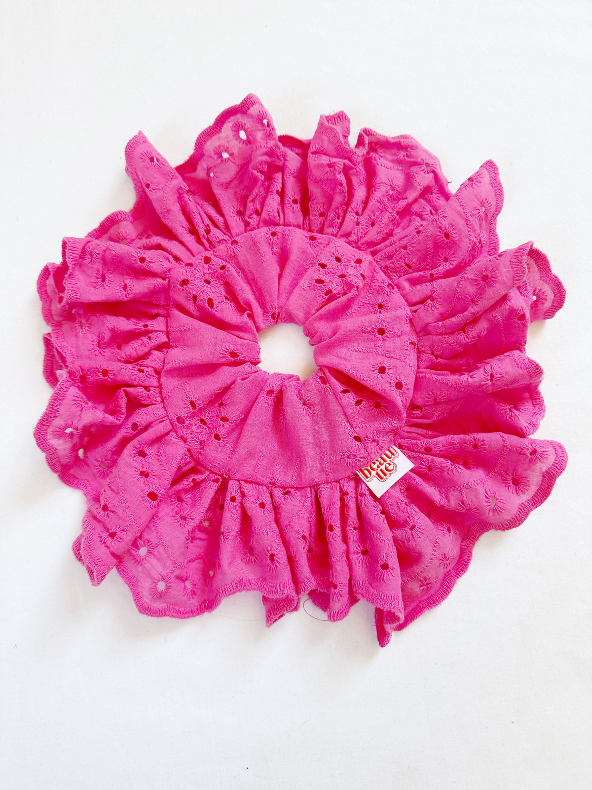 Frilly scrunchie in hot pink Broderie