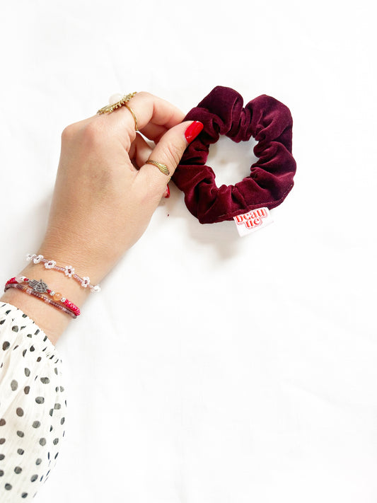 Mini scrunchie in burgundy velvet