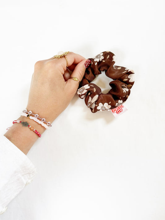 Mini scrunchie in silky brown floral