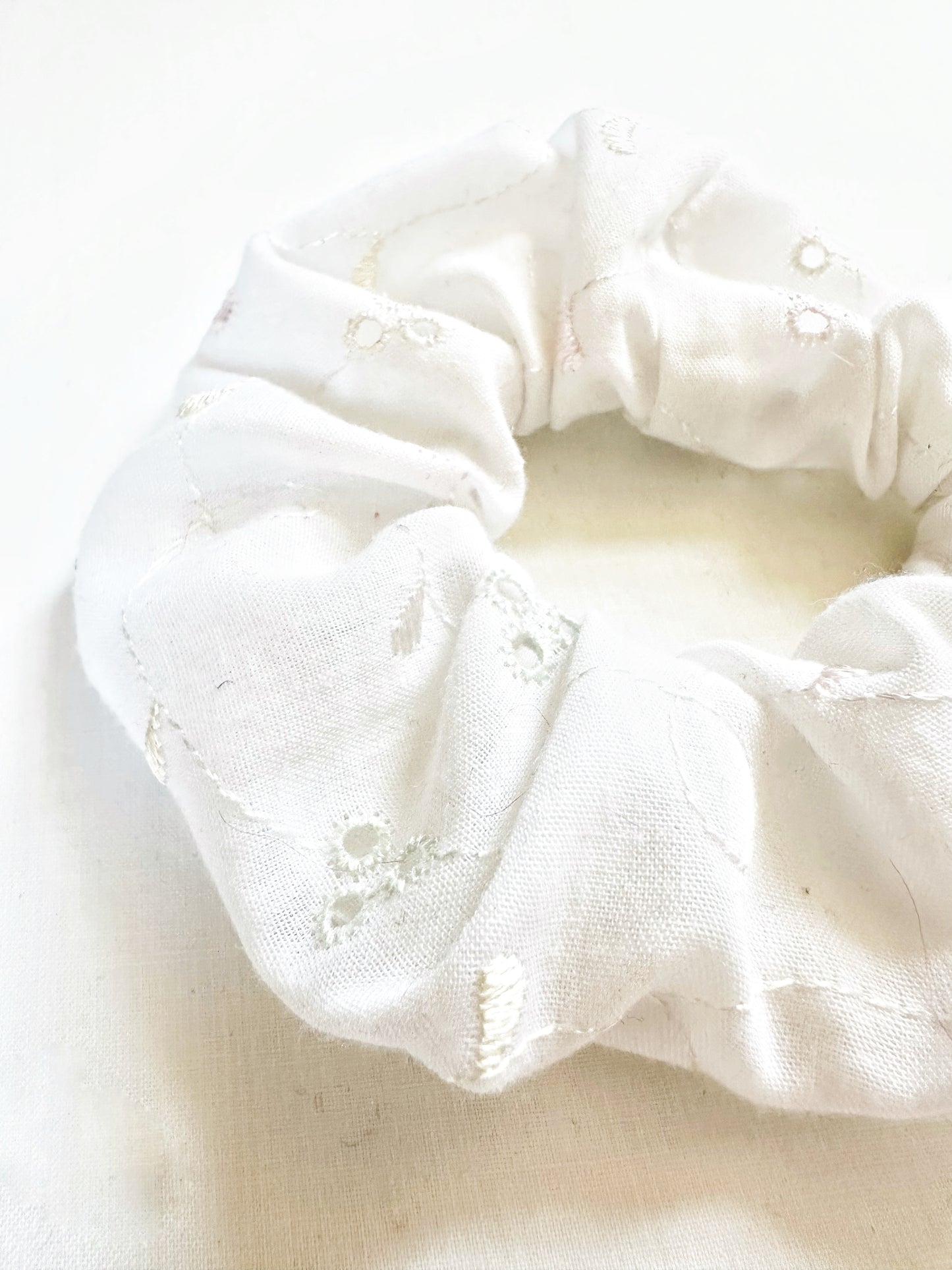 Mini scrunchie in white Broderie