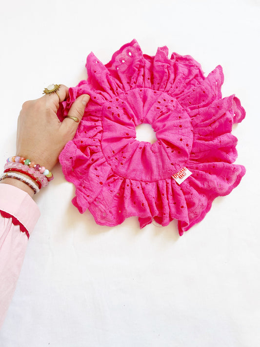 Frilly scrunchie in hot pink Broderie