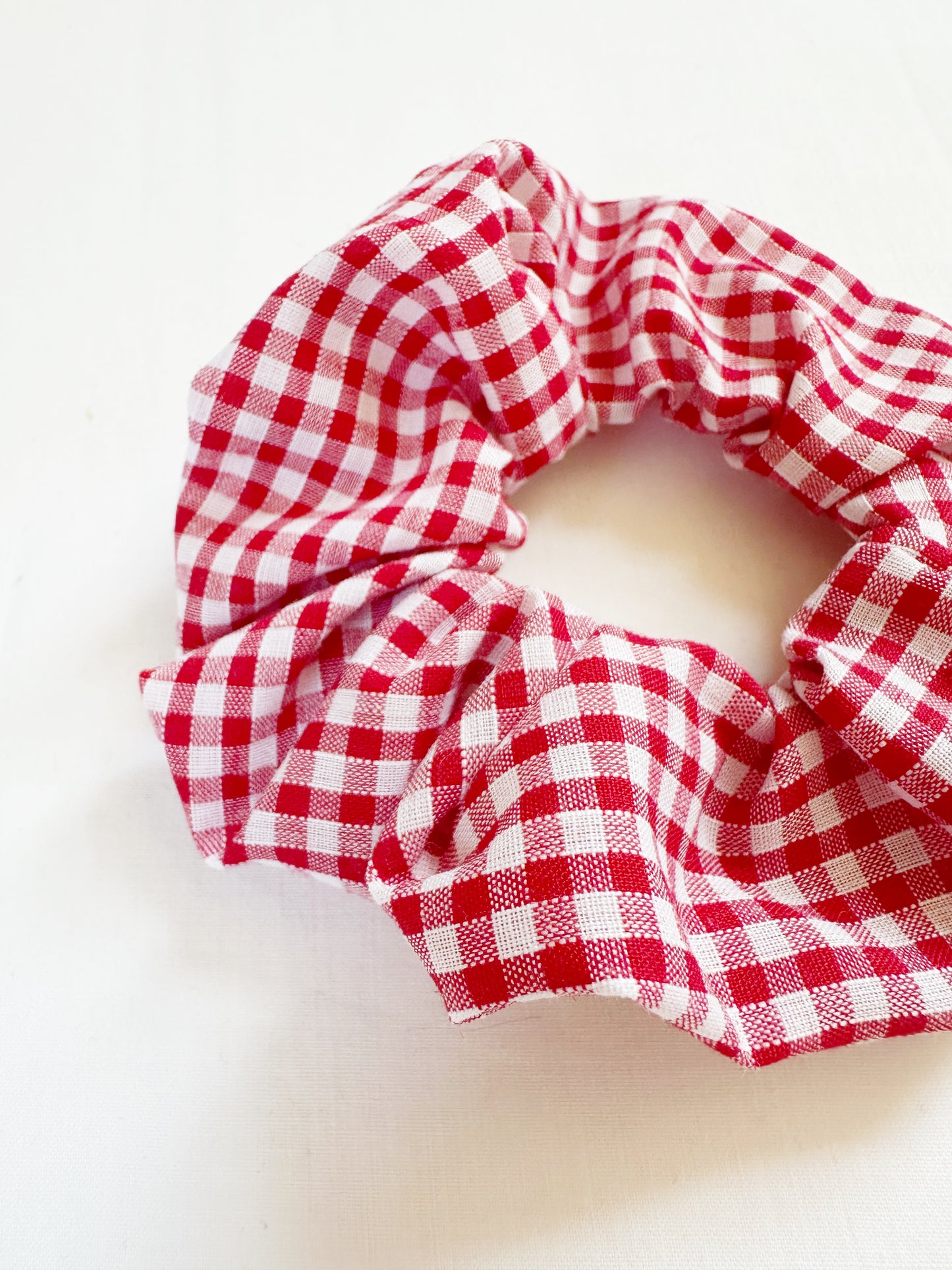 Mini scrunchie in red gingham