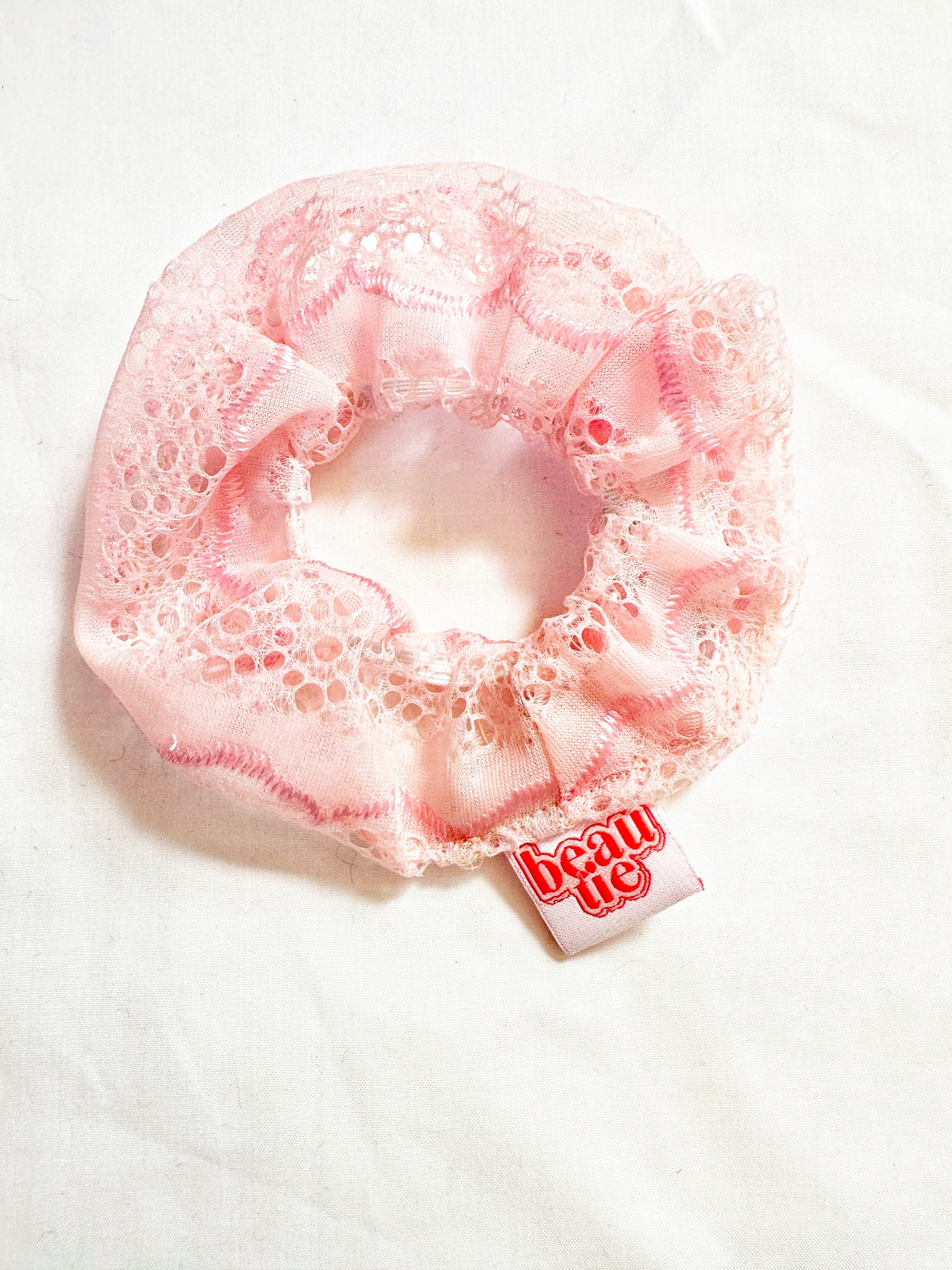 Mini scrunchie in vintage pink lace