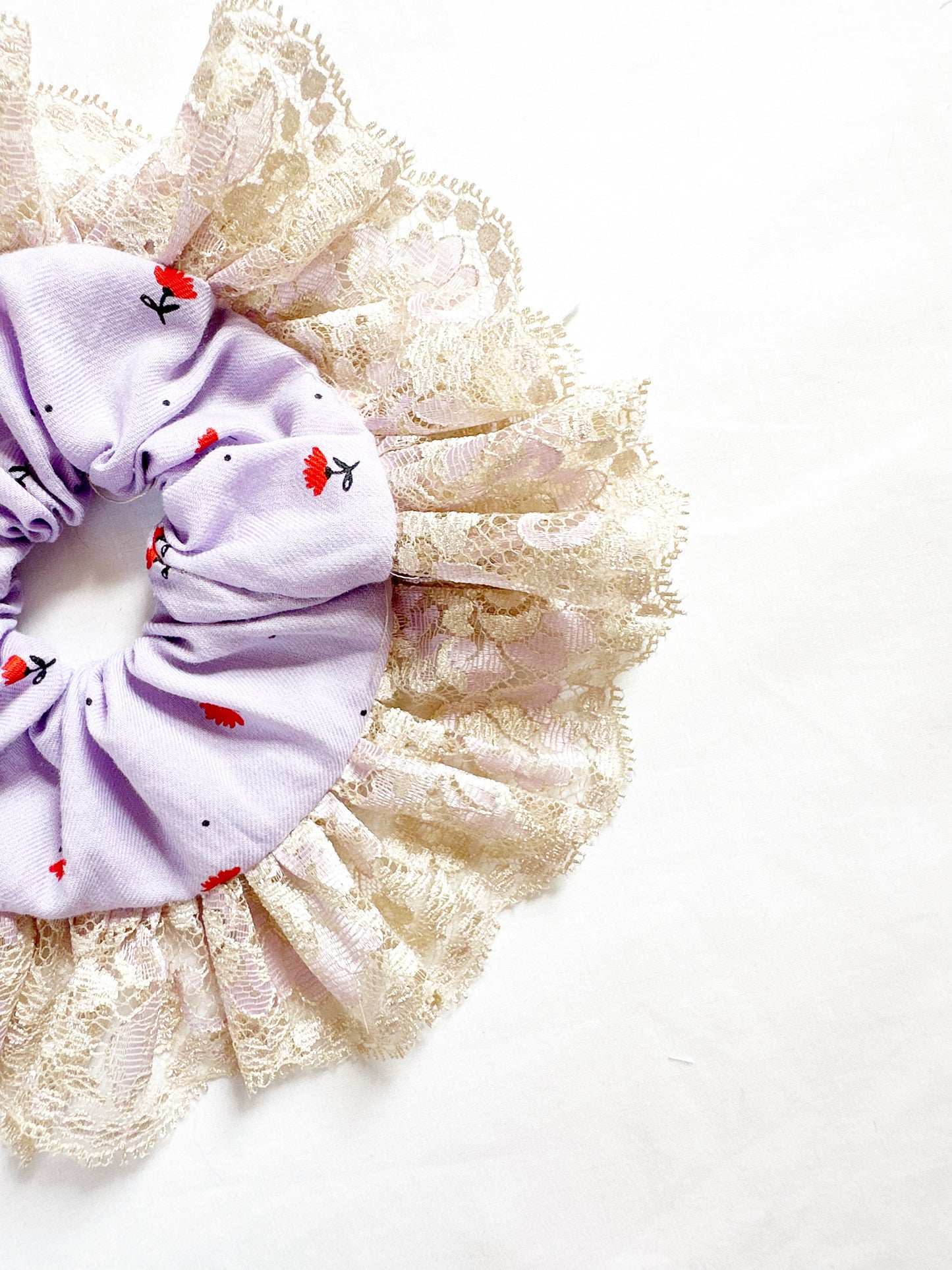 Frilly lace mini scrunchie in lilac floral