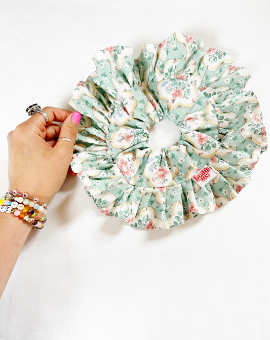 Oversized frilly scrunchie in vintage floral