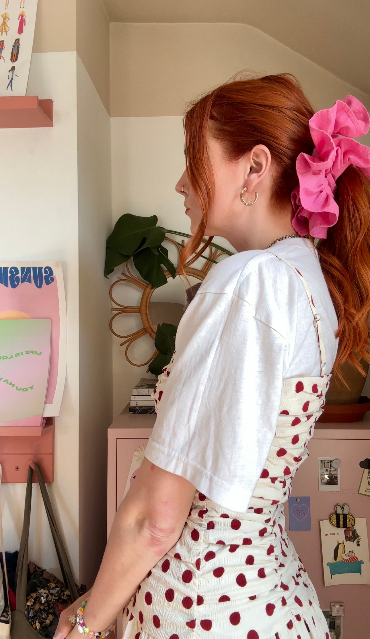 Frilly scrunchie in hot pink cotton
